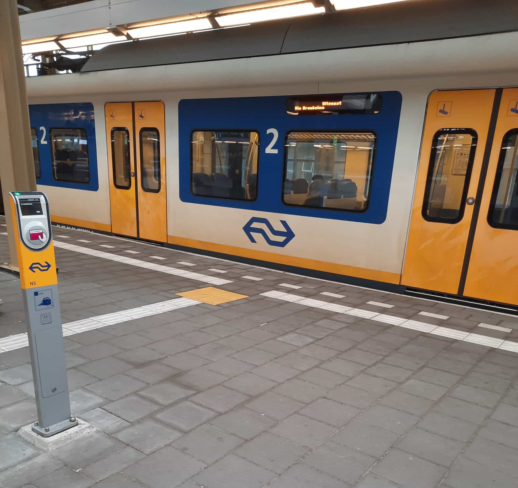 Public transport in The Netherlands, Stop-Train.